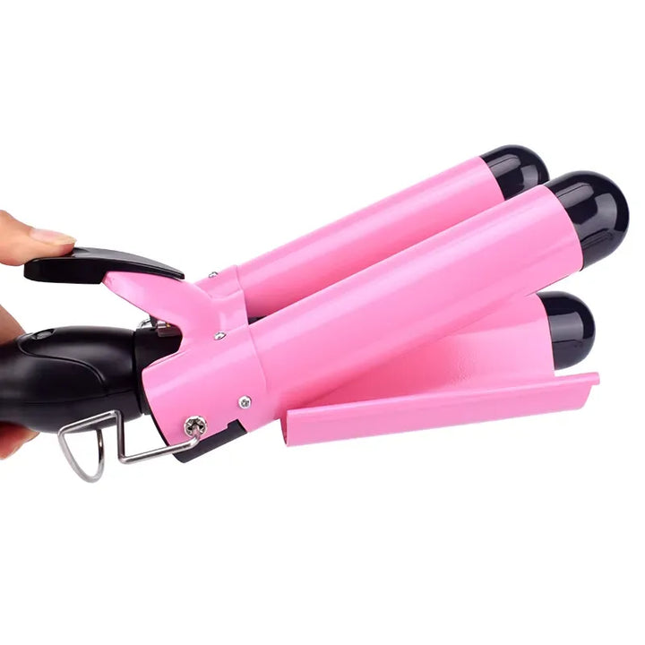 Ferro arricciacapelli triplo rosa, design ergonomico, manico nero, ideale per onde morbide e styling professionale. Accessorio capelli versatile.