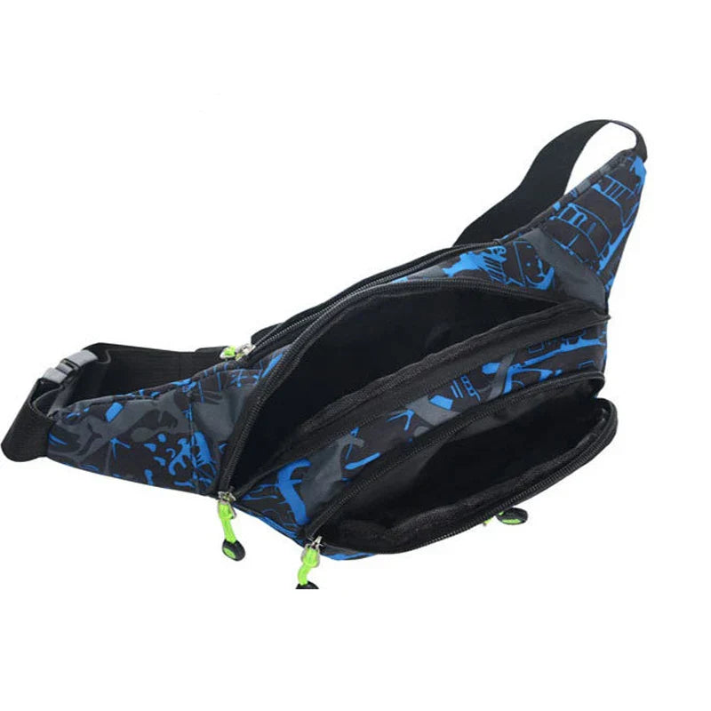 Marsupio sportivo nero e blu con stampa, tre scomparti con cerniera, cinturino regolabile. Accessorio pratico per attività all'aperto.