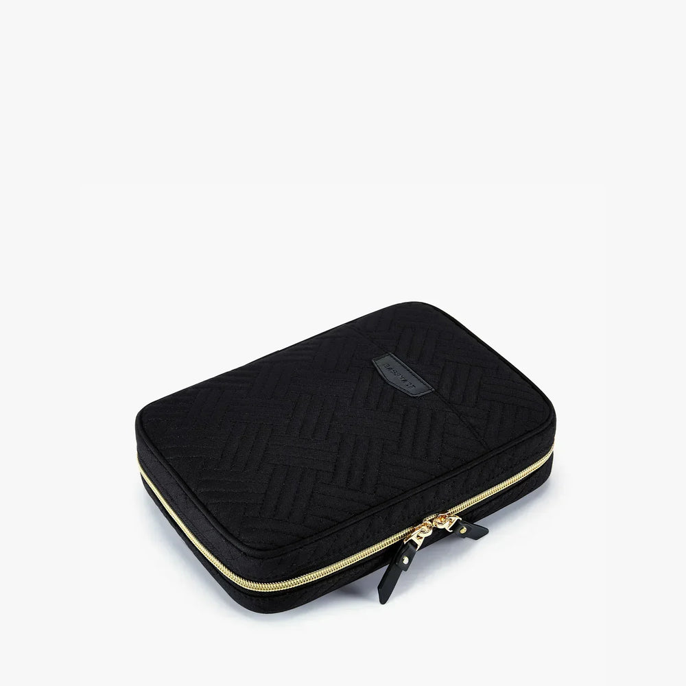 Custodia nera trapuntata per laptop con cerniera dorata, design elegante e resistente, ideale per protezione e trasporto sicuro del dispositivo.
