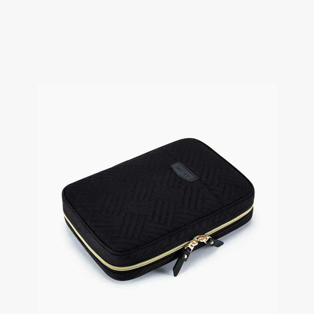 Custodia nera trapuntata per laptop con cerniera dorata, design elegante e resistente, ideale per protezione e trasporto sicuro del dispositivo.