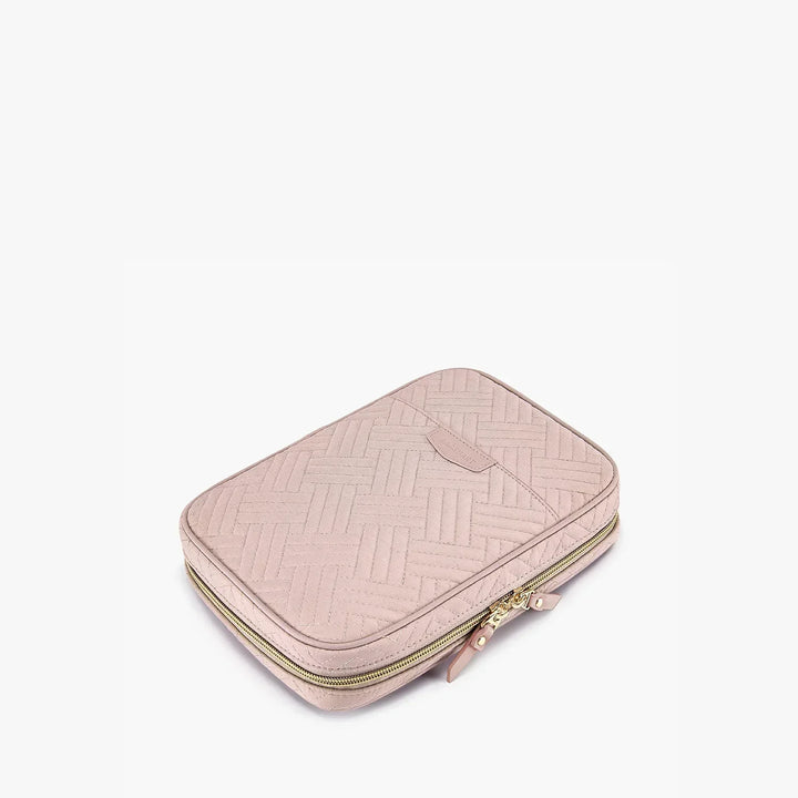 Custodia rosa trapuntata per laptop, design elegante con cerniera dorata, ideale per protezione e trasporto sicuro di dispositivi elettronici.