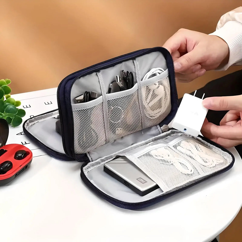 Custodia organizer per cavi e accessori elettronici, con tasche a rete, contenente caricabatterie, cavi USB e power bank. Ideale per viaggi.