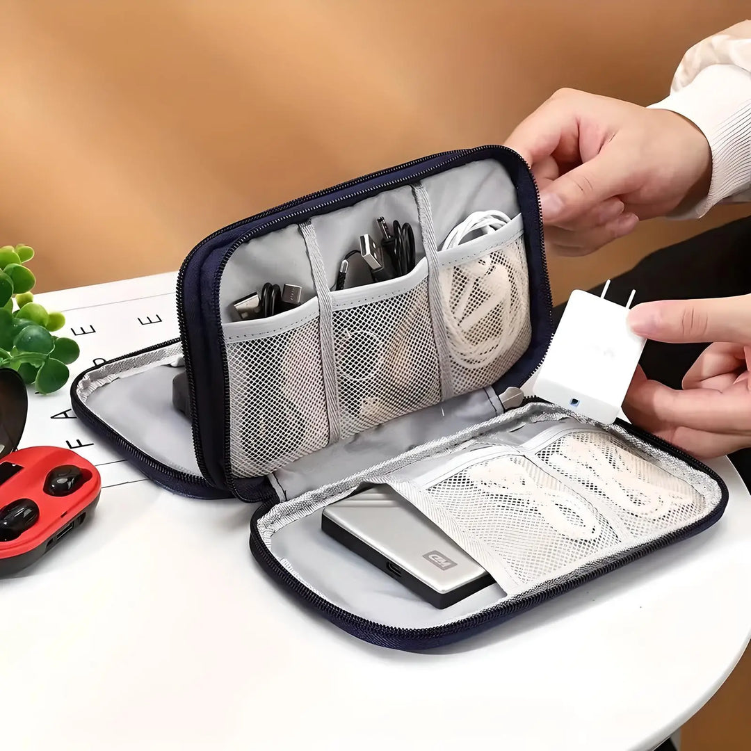 Custodia organizer per cavi e accessori elettronici, con tasche a rete, contenente caricabatterie, cavi USB e power bank. Ideale per viaggi.