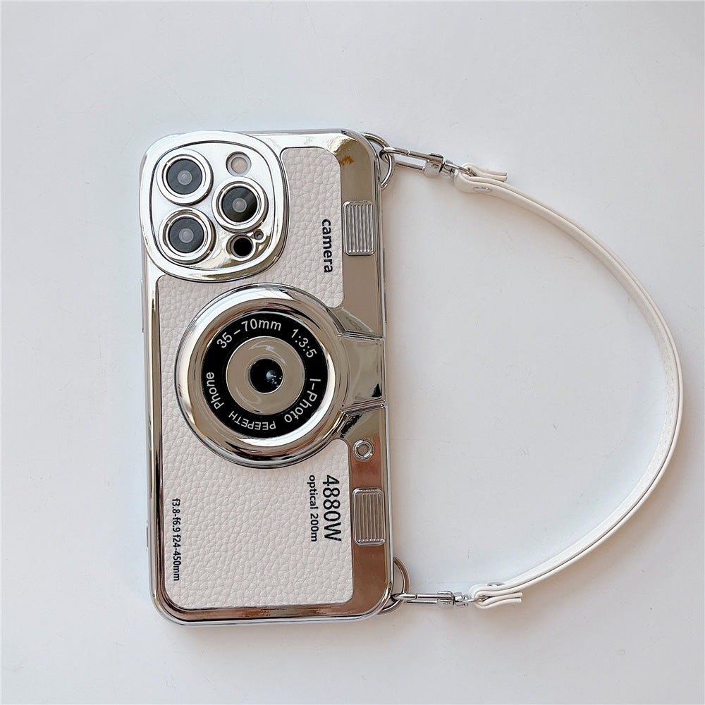 Custodia per iPhone a forma di fotocamera vintage, argento, con cinturino bianco. Design retrò, accessorio moda, protezione smartphone.