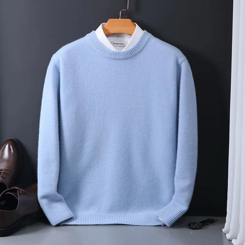 Maglione uomo in cashmere azzurro su gruccia, sfondo scuro, camicia bianca sotto, scarpe eleganti marroni accanto. Moda invernale elegante.