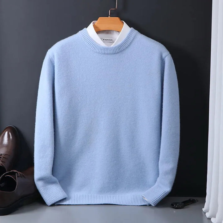 Maglione uomo in cashmere azzurro su gruccia, sfondo scuro, camicia bianca sotto, scarpe eleganti marroni accanto. Moda invernale elegante.
