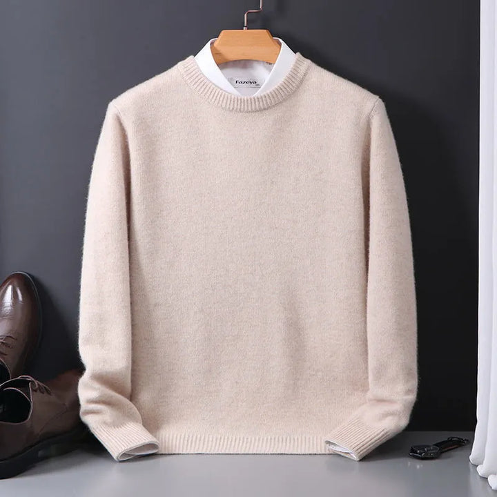 Maglione beige in cashmere su gruccia, sfondo grigio scuro, camicia bianca sotto, scarpe eleganti marroni a lato. Moda uomo, abbigliamento invernale.