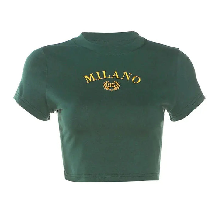 Maglietta corta verde con scritta "Milano" in giallo, design casual, moda donna, cotone, maniche corte, stile urbano, abbigliamento estivo.