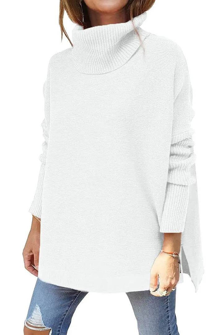 Maglione bianco a collo alto da donna, maniche lunghe, stile casual, abbinato a jeans strappati. Moda autunnale, abbigliamento femminile elegante.