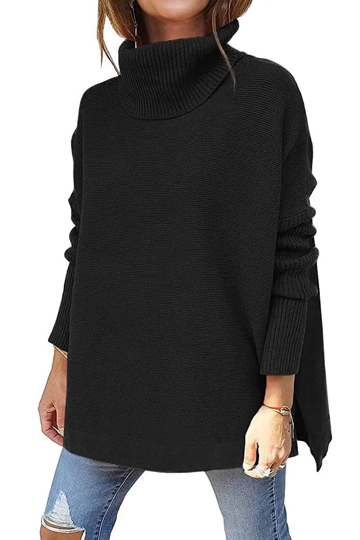 Maglione donna nero a collo alto, maniche lunghe, abbinato a jeans strappati. Moda autunnale, casual chic, abbigliamento femminile elegante.