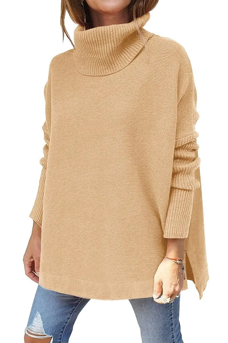 Maglione donna beige a collo alto, maniche lunghe, stile casual, abbinato a jeans strappati. Moda autunnale, abbigliamento femminile elegante.
