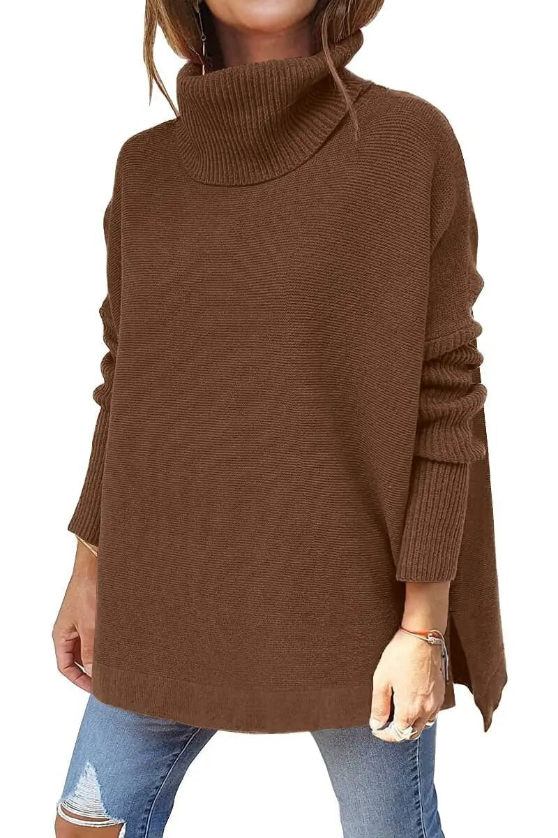 Maglione donna marrone a collo alto, maniche lunghe, stile casual, abbinato a jeans strappati. Moda autunnale, abbigliamento femminile elegante.