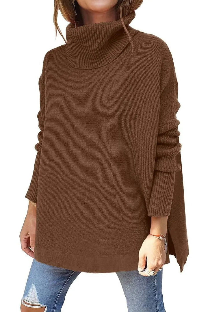 Maglione donna marrone a collo alto, maniche lunghe, stile casual, abbinato a jeans strappati. Moda autunnale, abbigliamento femminile elegante.