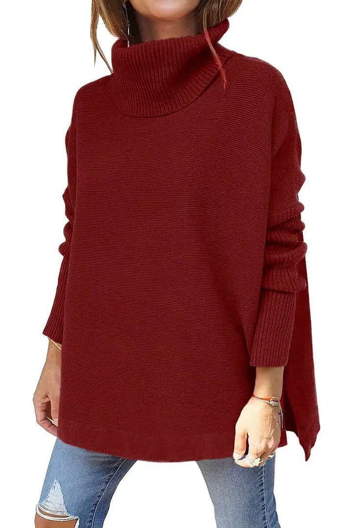 Maglione donna oversize rosso bordeaux, collo alto, maniche lunghe, stile casual, perfetto per autunno e inverno, abbinato a jeans strappati.