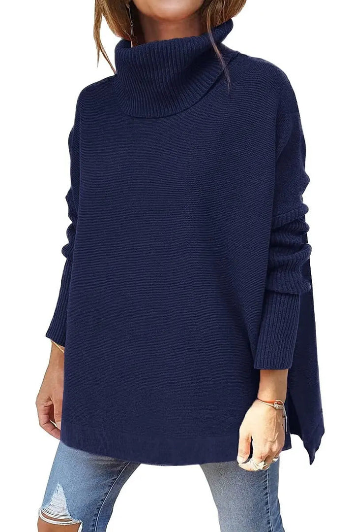 Maglione donna blu scuro a collo alto, maniche lunghe, stile casual, abbinato a jeans strappati. Moda autunnale, abbigliamento femminile elegante.