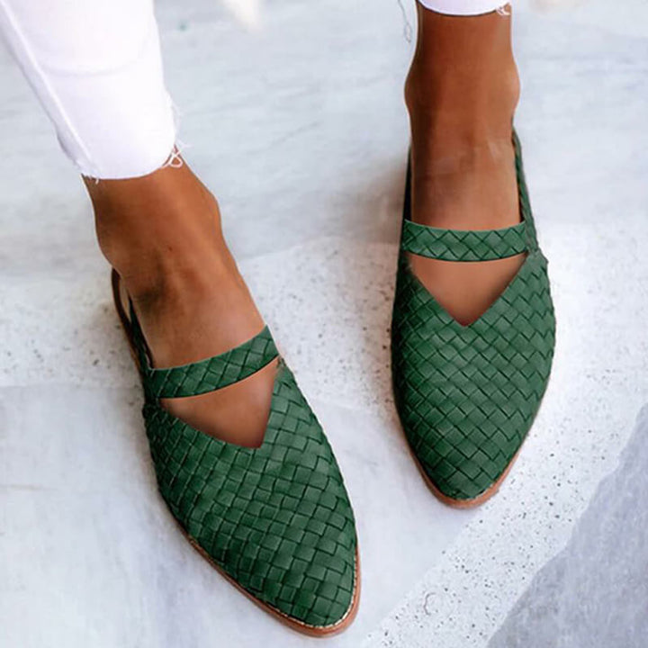 Scarpe intrecciate verdi da donna, sandali estivi eleganti, design a punta, indossate con jeans bianchi. Moda calzature femminili casual.