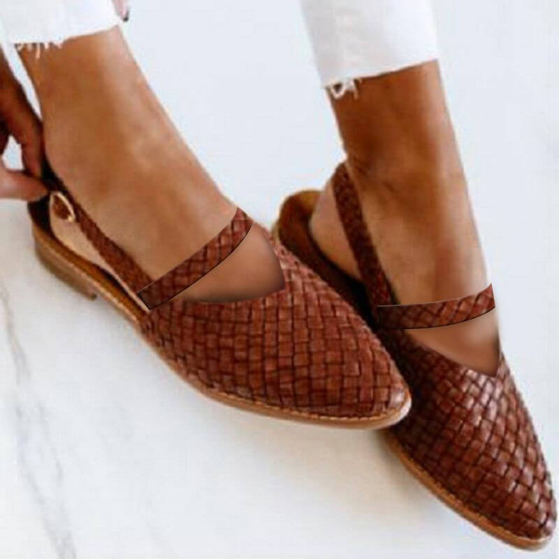 Scarpe donna intrecciate marroni, sandali estivi eleganti con cinturino, suola bassa, moda casual, perfette per look estivi e primaverili.