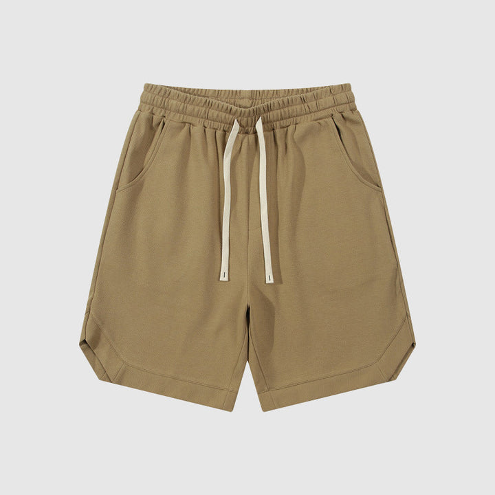 Pantaloncini corti beige da uomo con coulisse, tasche laterali, orlo arrotondato. Abbigliamento casual estivo, moda maschile, comfort quotidiano.