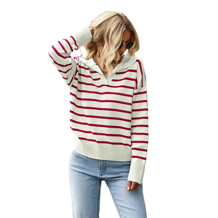 Maglione a righe bianche e rosse, donna, con zip e colletto alto, abbinato a jeans chiari. Stile casual, moda autunnale, occhiali da sole.