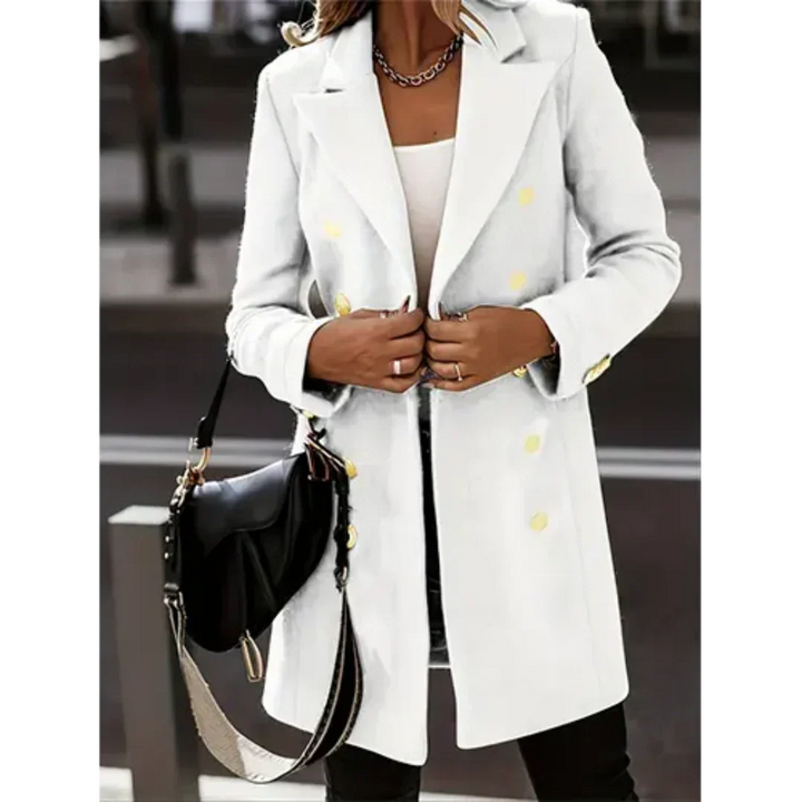 Cappotto donna elegante bianco, doppio petto, bottoni dorati, abbinato a borsa nera. Moda autunnale, stile chic, abbigliamento femminile.