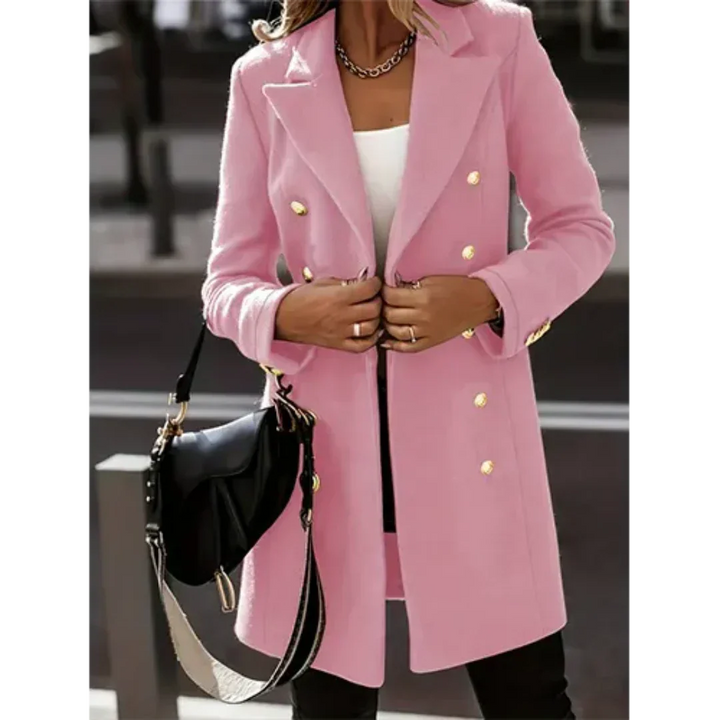 Cappotto rosa donna elegante, doppiopetto con bottoni dorati, abbinato a borsa nera. Moda autunnale, stile chic e sofisticato.