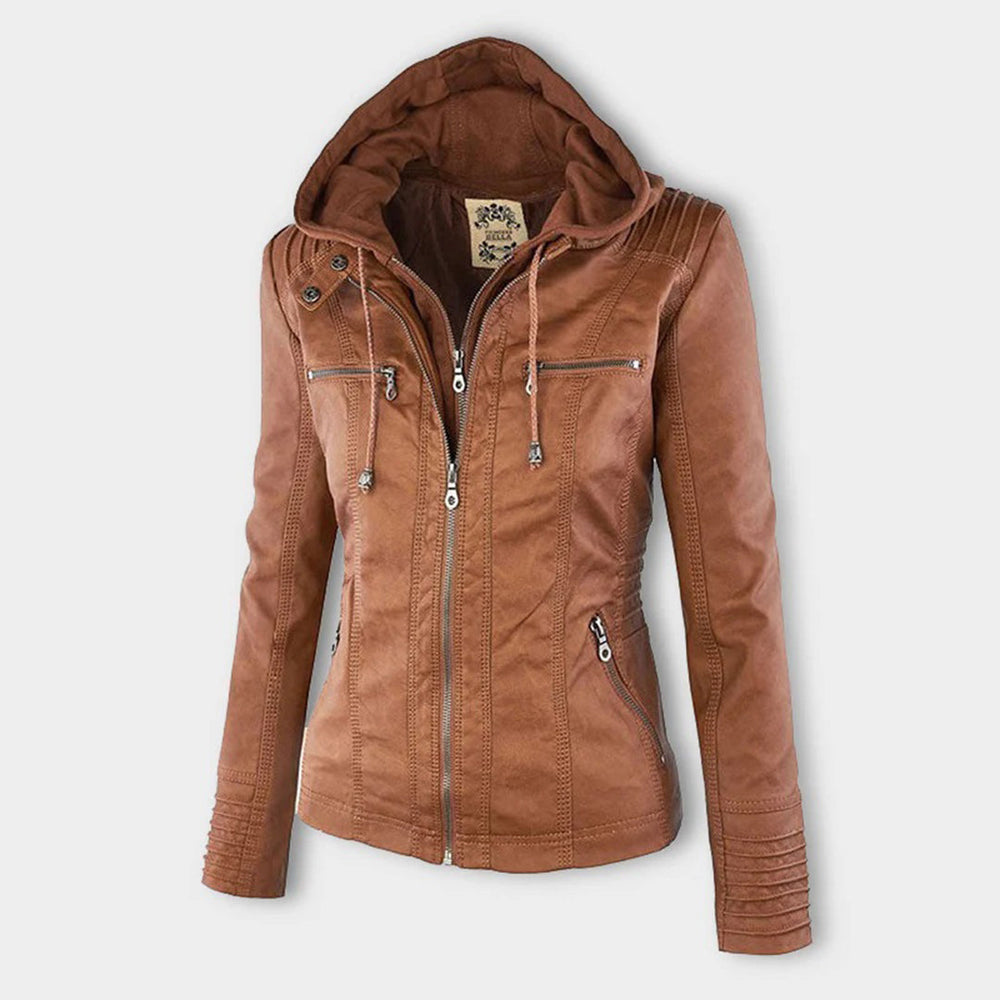 Giacca in pelle marrone da donna con cappuccio, zip frontale e tasche multiple. Design elegante e moderno, ideale per moda autunnale.