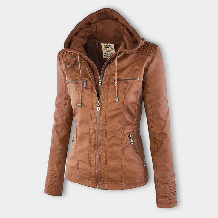 Giacca in pelle marrone da donna con cappuccio, zip frontale e tasche multiple. Design elegante e moderno, ideale per moda autunnale.