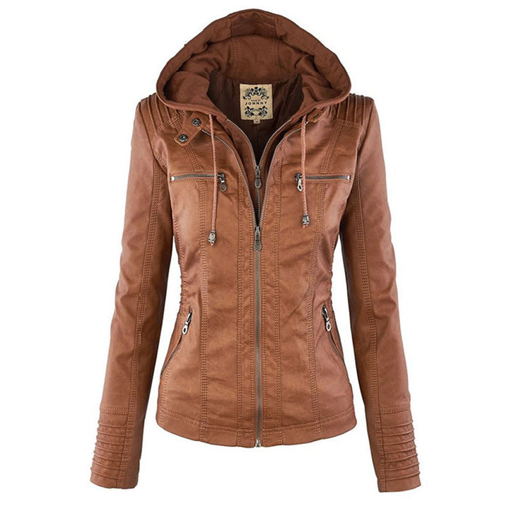 Giacca in pelle marrone da donna con cappuccio, zip frontale, tasche laterali e dettagli trapuntati. Elegante e versatile per ogni stagione.