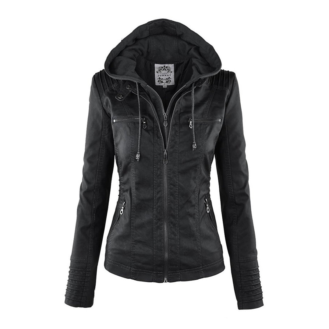 Giacca in pelle nera da donna con cappuccio, zip frontale, tasche multiple e dettagli trapuntati. Stile casual, moda autunno-inverno.