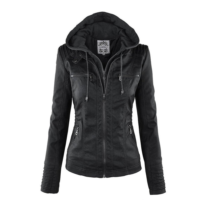 Giacca in pelle nera da donna con cappuccio, zip frontale, tasche multiple e dettagli trapuntati. Stile casual, moda autunno-inverno.
