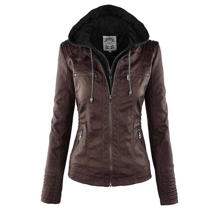 Giacca in pelle marrone da donna con cappuccio, zip frontale, tasche multiple e dettagli trapuntati. Stile casual, moda autunno inverno.