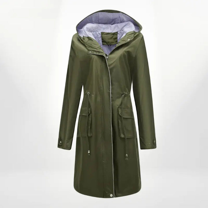 Giacca impermeabile verde oliva con cappuccio, tasche frontali e chiusura a zip. Design elegante e funzionale per pioggia. Moda donna autunno.