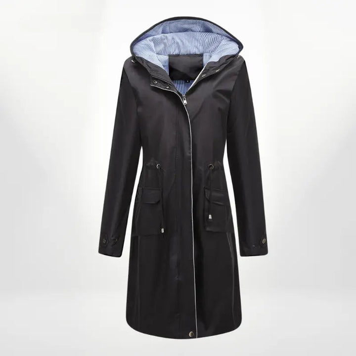 Cappotto impermeabile nero da donna con cappuccio, chiusura a zip, tasche frontali e fodera interna a righe. Elegante e funzionale per ogni stagione.