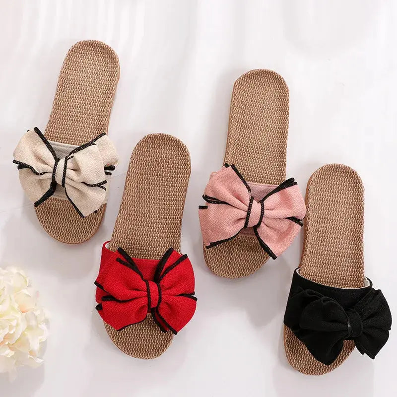 Sandali estivi da donna con fiocco, disponibili in beige, rosso, rosa e nero. Design intrecciato, perfetti per la moda estiva e il comfort quotidiano.