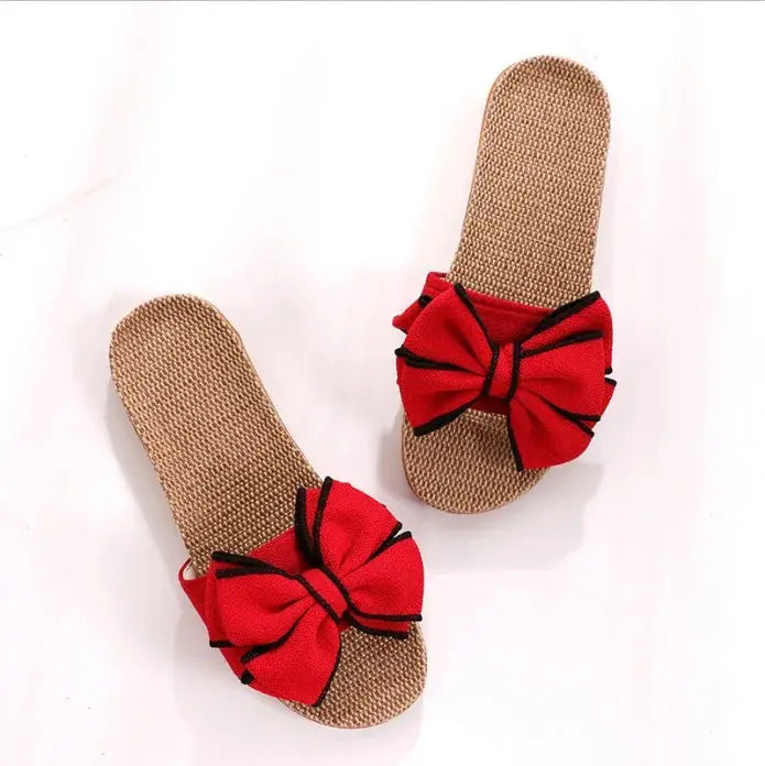 Sandali estivi da donna con fiocco rosso, suola intrecciata beige. Scarpe moda casual, comode e leggere per la stagione calda.