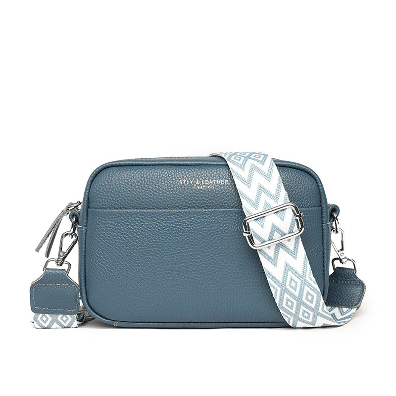 Borsa a tracolla in pelle blu con cinturino regolabile a motivo geometrico bianco e azzurro, design elegante e moderno, perfetta per ogni occasione.