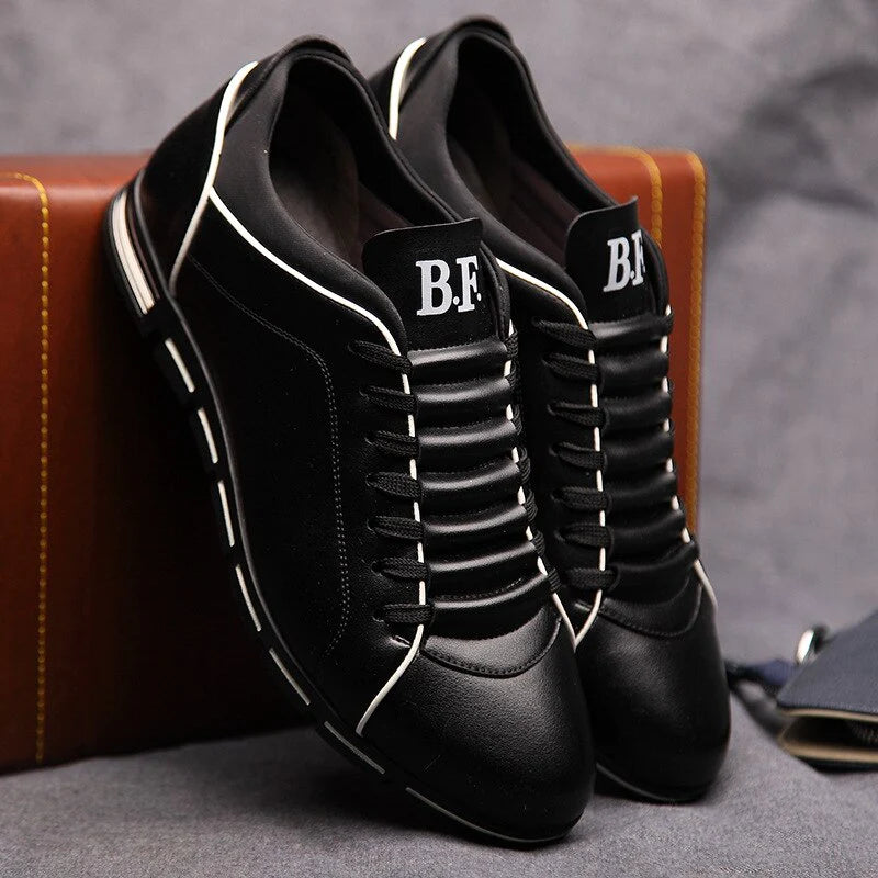 Scarpe da uomo nere eleganti con lacci, design moderno, suola antiscivolo. Ideali per abbigliamento casual e formale. Comfort e stile.