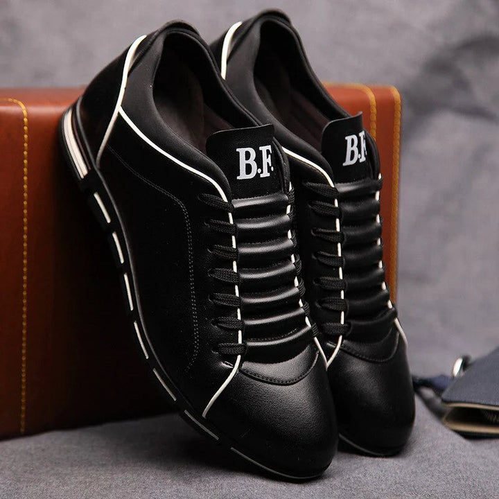 Scarpe da uomo nere eleganti con lacci, design moderno, suola antiscivolo. Ideali per abbigliamento casual e formale. Comfort e stile.