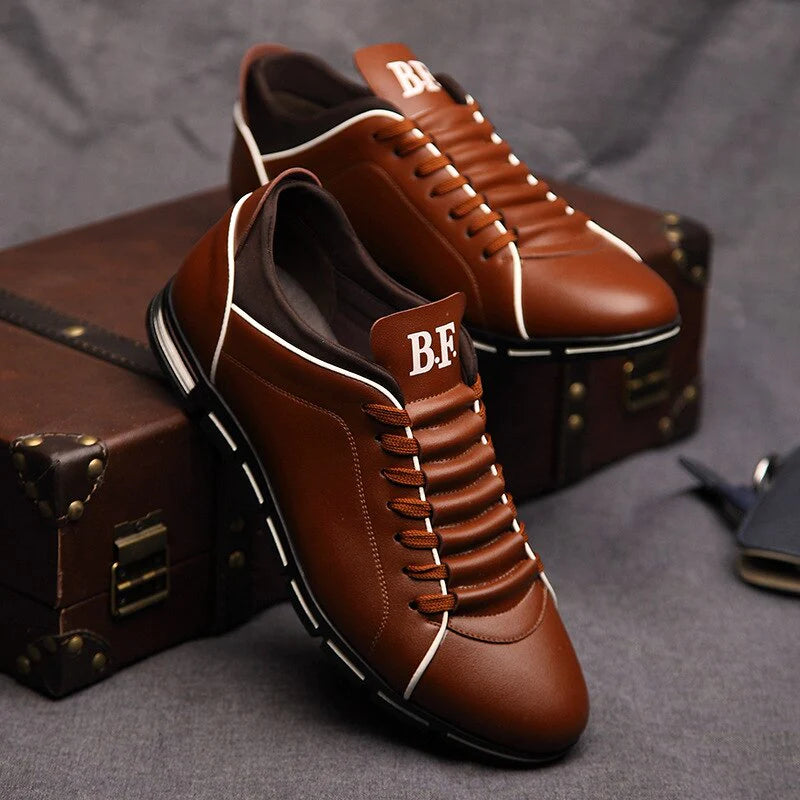 Scarpe da uomo in pelle marrone con lacci, design elegante, suola antiscivolo, ideali per moda casual e formale. Accessorio di tendenza.