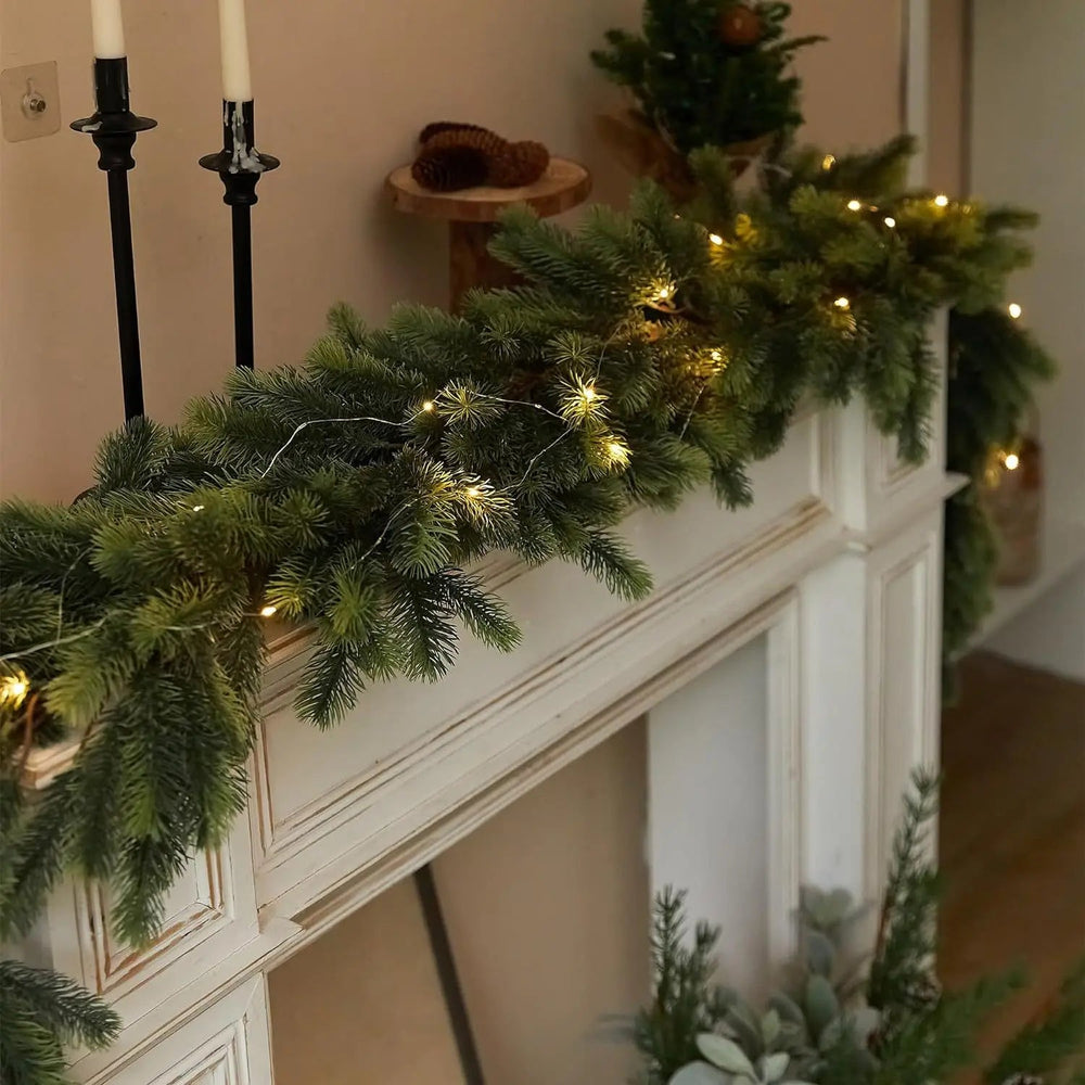 LichtLuxe | Ragazza di pino artificiale con luci a LED per decorazioni festive 1