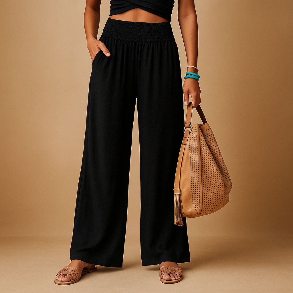 Donna con pantaloni neri larghi, borsa beige traforata, sandali marroni. Moda casual elegante, abbigliamento donna, accessori estivi.