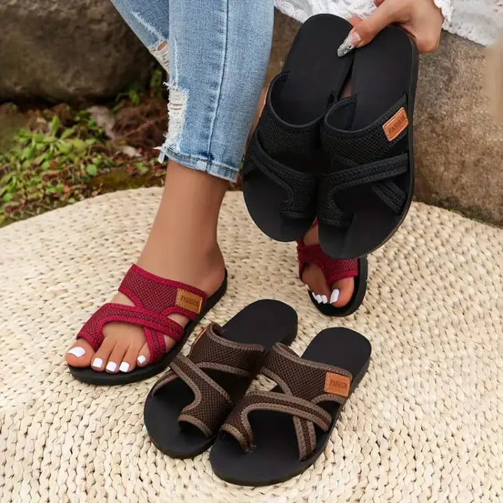 Donna con sandali estivi intrecciati in tre colori: nero, rosso e marrone. Scarpe comode per donna, moda casual, perfette per l'estate.