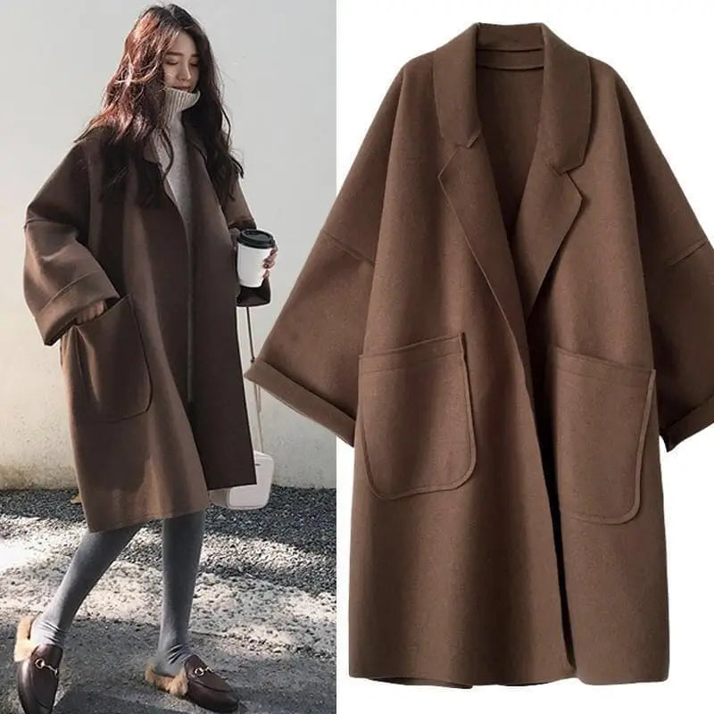 Cappotto oversize marrone da donna, stile casual, con tasche grandi e maniche larghe. Perfetto per l'autunno e l'inverno. Moda femminile elegante.