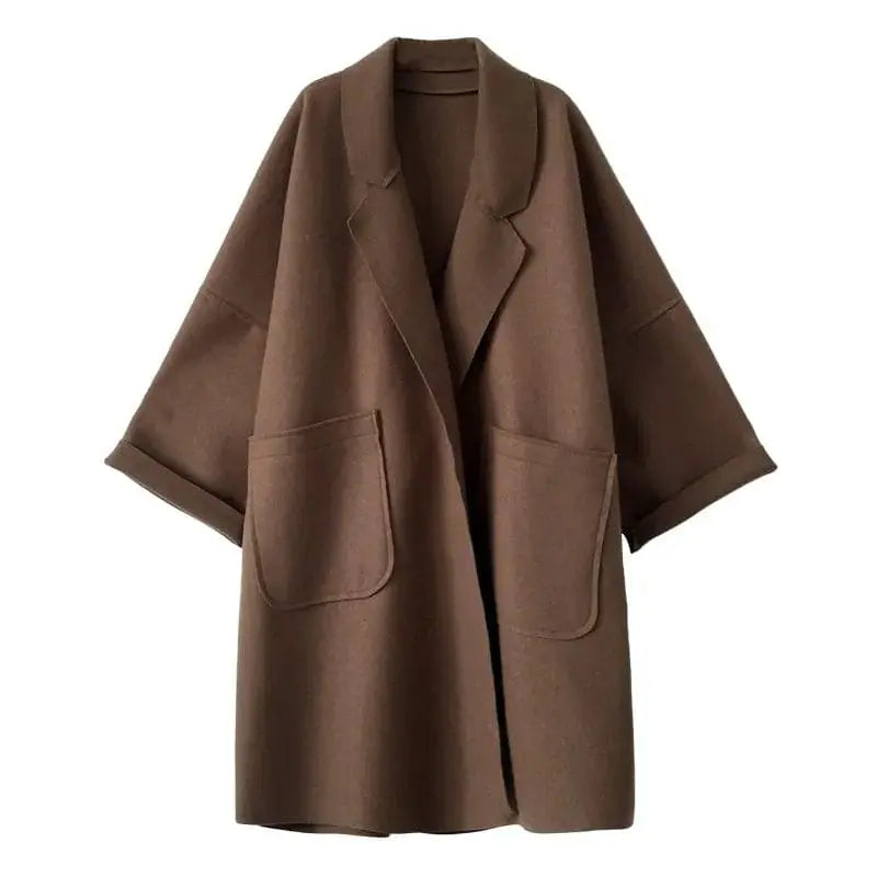 Cappotto oversize marrone da donna, design elegante con tasche frontali, ideale per l'autunno e l'inverno. Moda femminile, abbigliamento caldo.