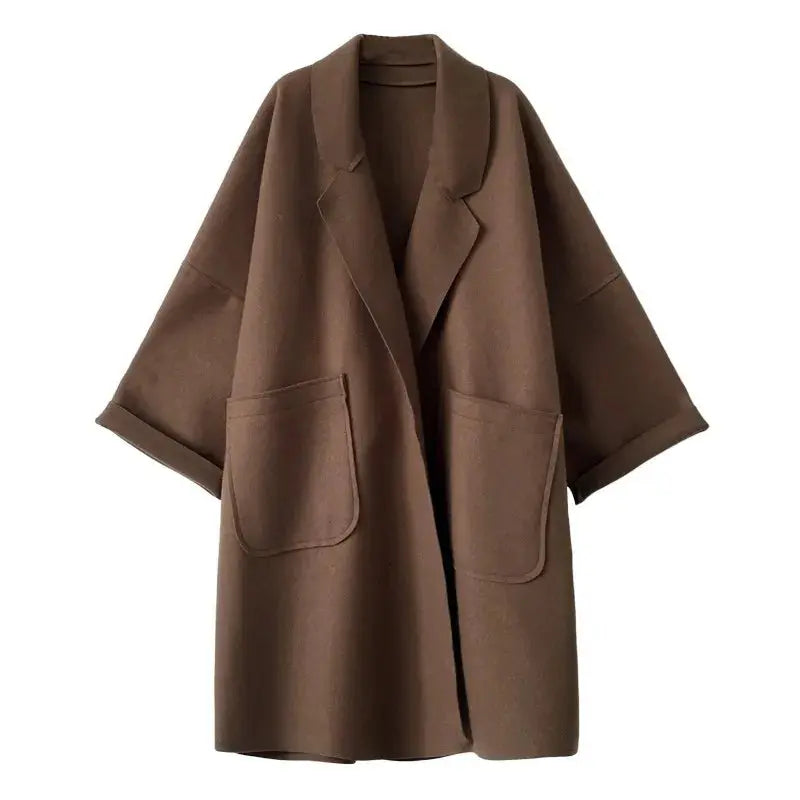 Cappotto oversize marrone da donna, design elegante con tasche frontali, ideale per l'autunno e l'inverno. Moda femminile, abbigliamento caldo.