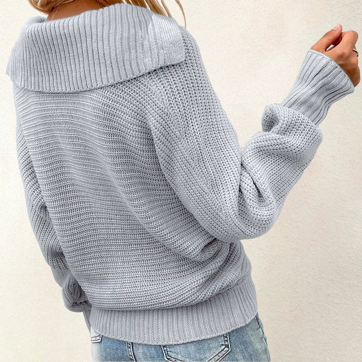 Maglione donna grigio chiaro in maglia a coste, collo alto, maniche lunghe, abbinato a jeans. Moda autunno inverno, abbigliamento casual elegante.