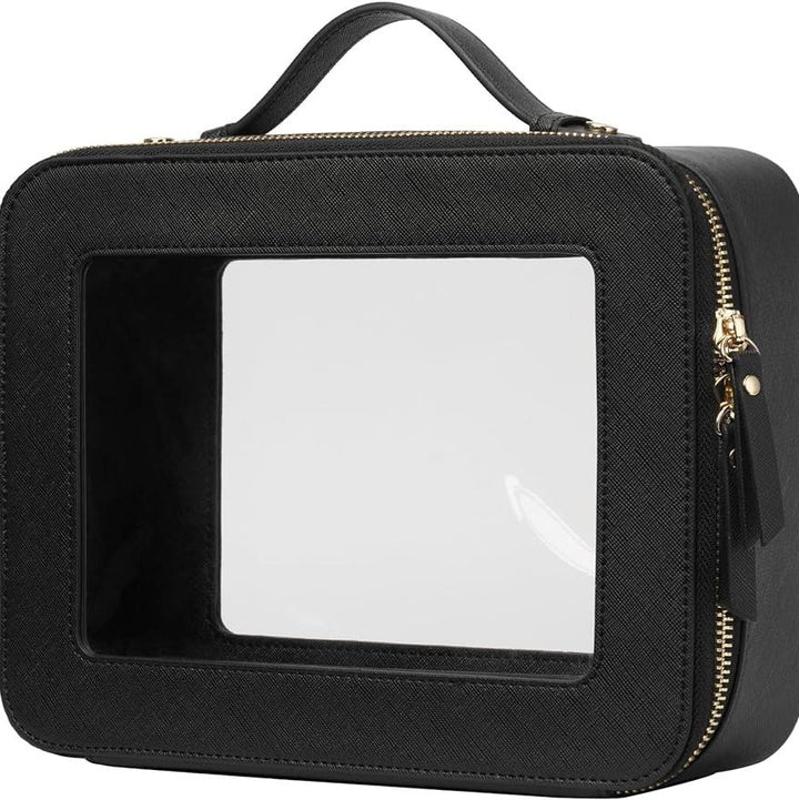Custodia da viaggio nera con finestra trasparente, manico superiore e cerniera dorata. Ideale per cosmetici e accessori. Design elegante e funzionale.
