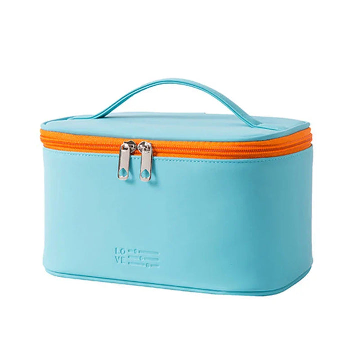 Astuccio cosmetico azzurro con cerniera arancione, manico superiore, design compatto. Ideale per viaggi, organizzazione trucco e accessori.