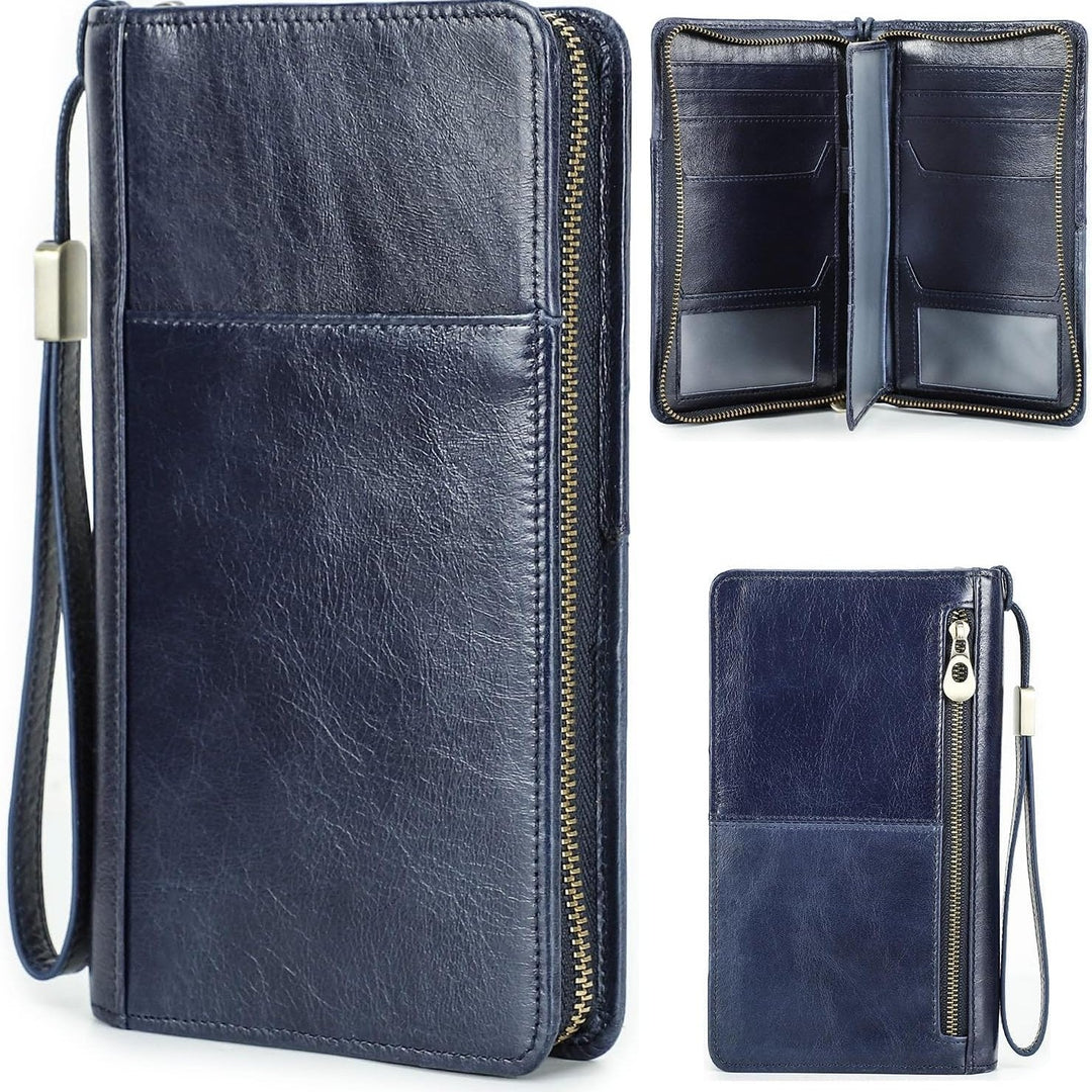 Portafoglio uomo in pelle blu con cerniera, cinturino da polso, scomparti per carte e contanti. Accessorio elegante e funzionale.