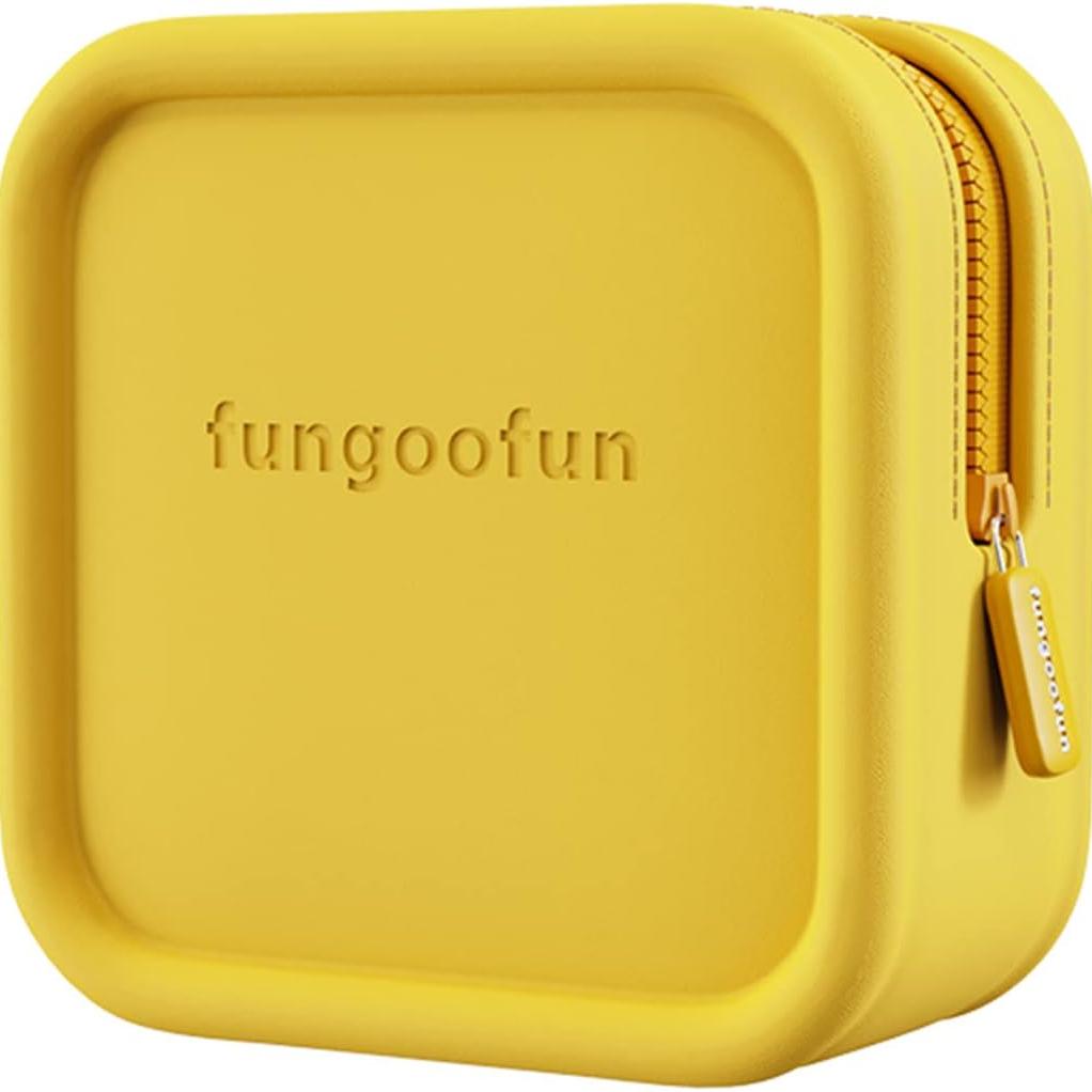 Custodia gialla in silicone con cerniera, marchio fungoofun. Design compatto e moderno, ideale per protezione e trasporto di piccoli oggetti.